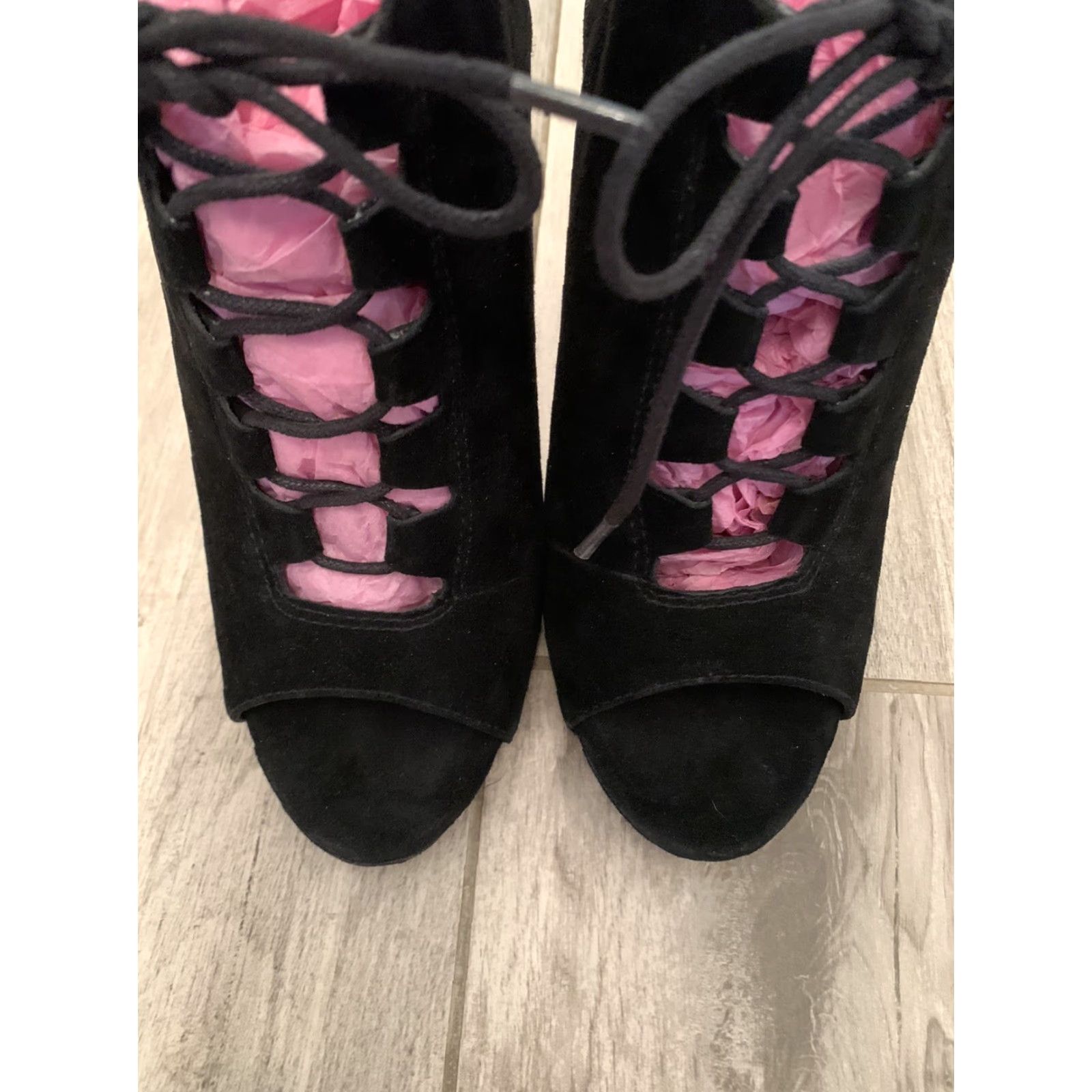 Vintage VINTAGE Pour La Victoire Vionne Lace-Up Peep-Toe Suede Embossed Black Ankle Booties 8.5 Women Modern Pump Heel 4 in+ Stiletto Size US 9 / IT 39 - 6 Thumbnail