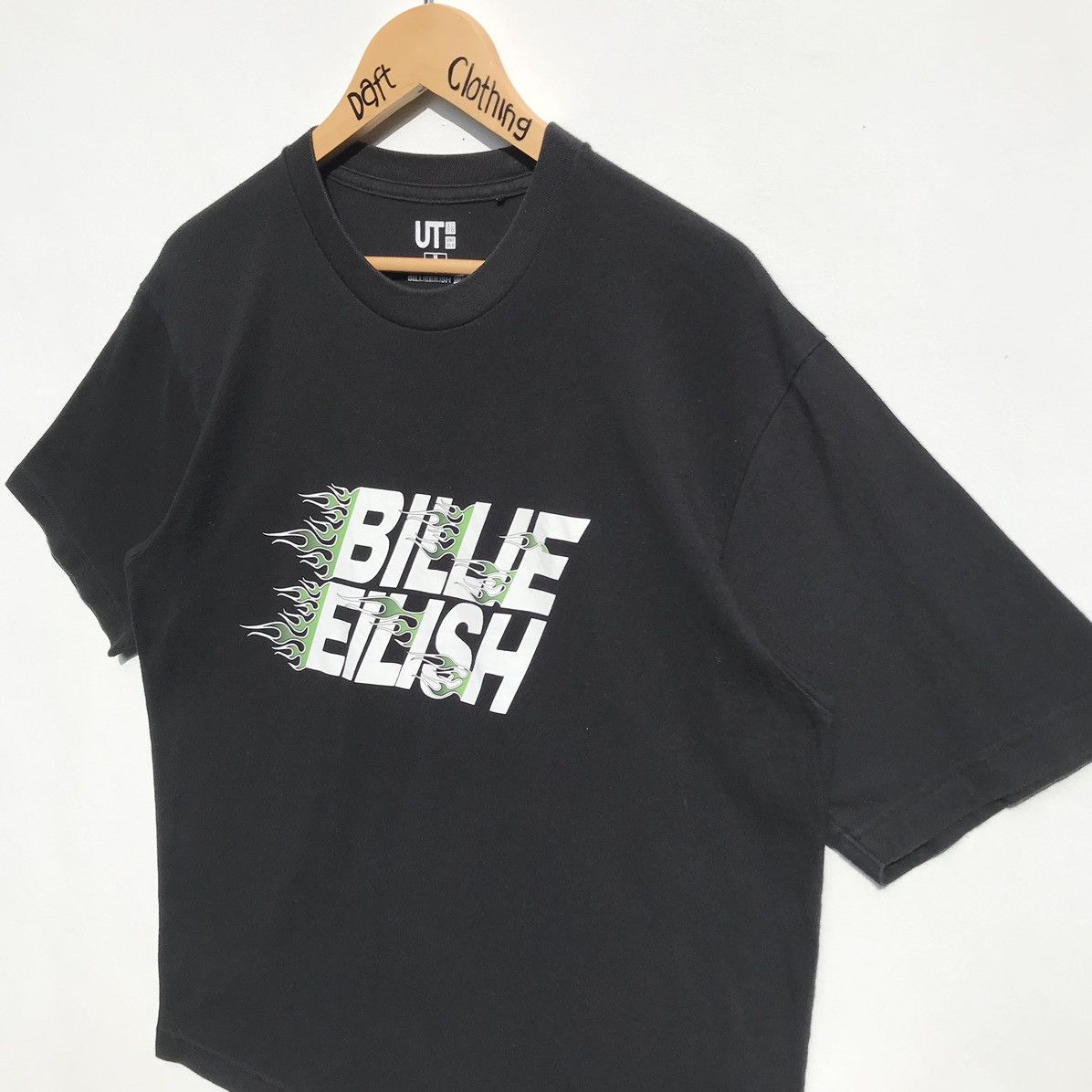 Billie Eilish × Uniqlo Billie Eilish American Singer Songwriter Tee Size US M / EU 48-50 / 2 - 5 Thumbnail