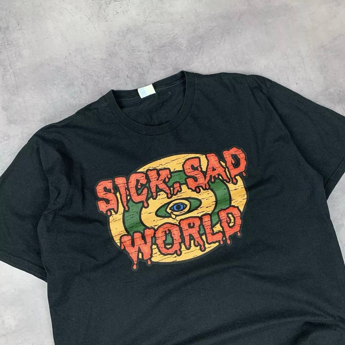 Band Tees Rare! Sick Sad World Band Tee Big Logo 00s Vintage Size US XL / EU 56 / 4 - 4 Thumbnail