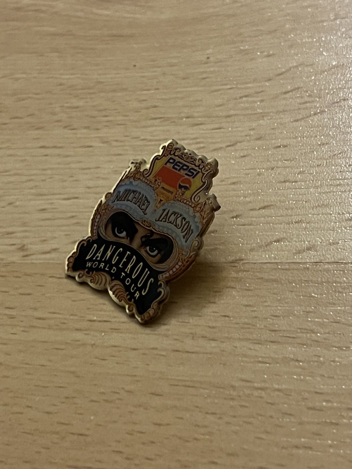 Michael Jackson Michael Jackson « Dangerous World Tour » vintage pin (1992) Size ONE SIZE - 3 Thumbnail
