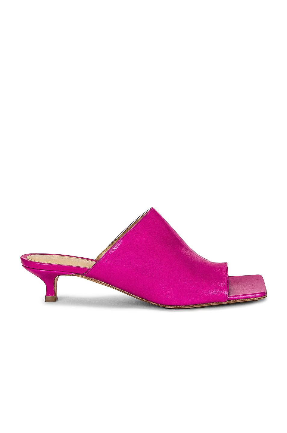 o1bcso1str0924 Stretch Mule in Fuchsia