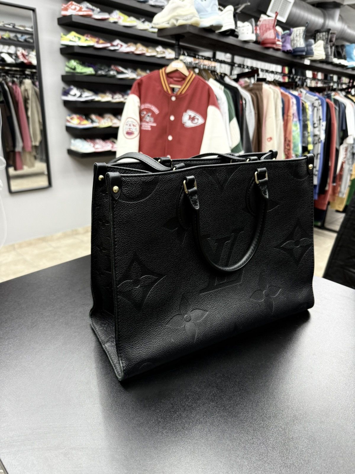 Louis Vuitton Louis Vuitton OnTheGo MM Black Leather Bag Size ONE SIZE - 2 Thumbnail