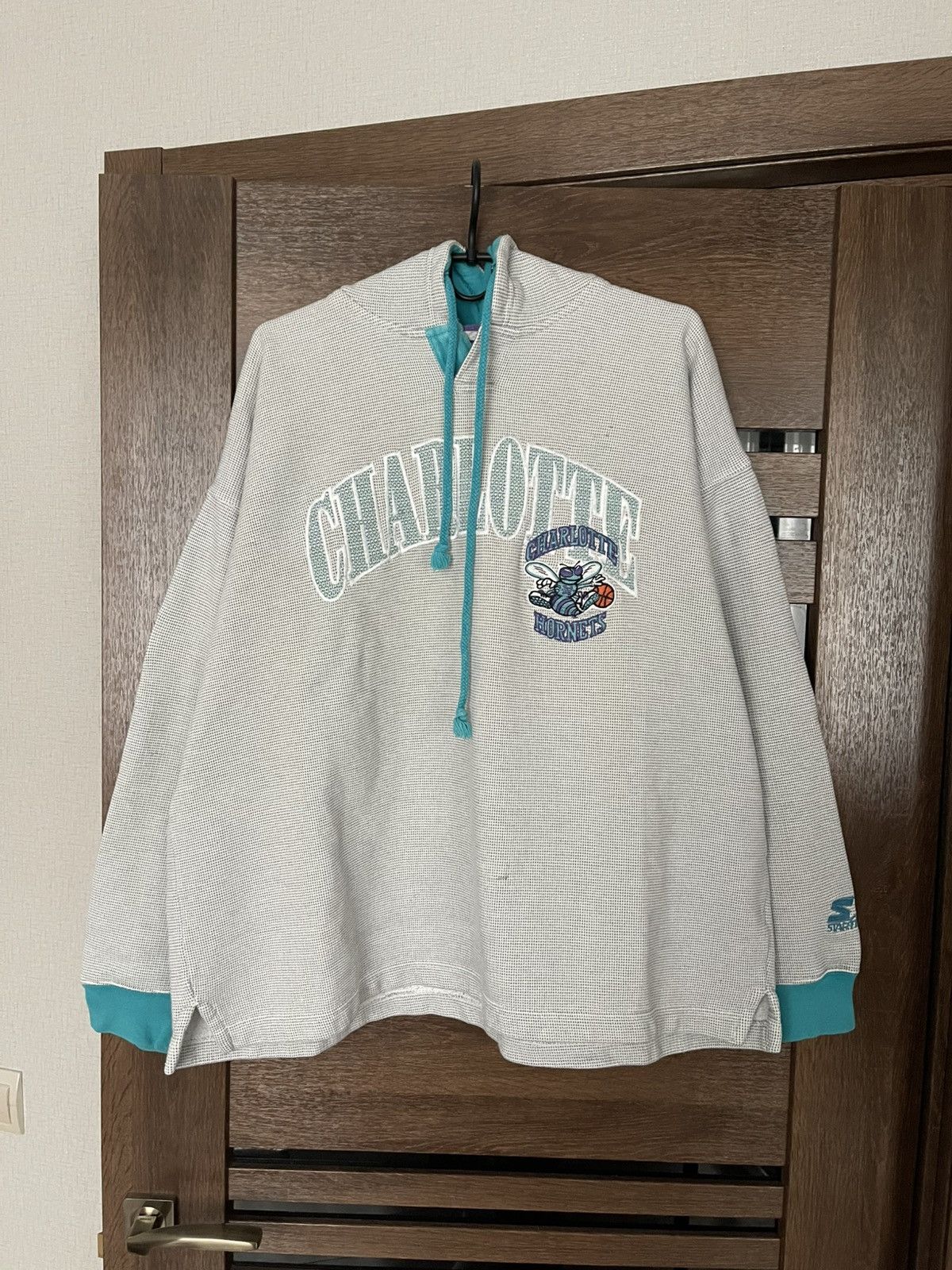 Starter Charlotte Hornets Starter NBA Vintage Hoodie Pullover 90s Size US XL / EU 56 / 4 - 2 Thumbnail