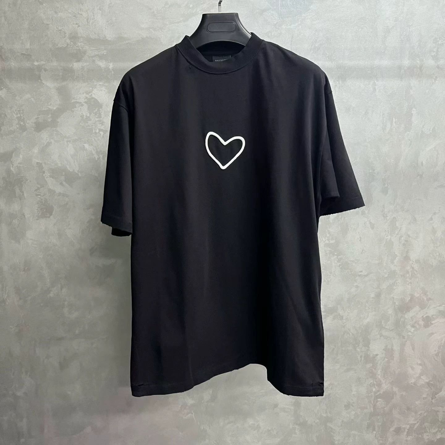 Balenciaga balenciaga black heart graphic short sleeve t-shirt Size US S / EU 44-46 / 1 - 1 Thumbnail
