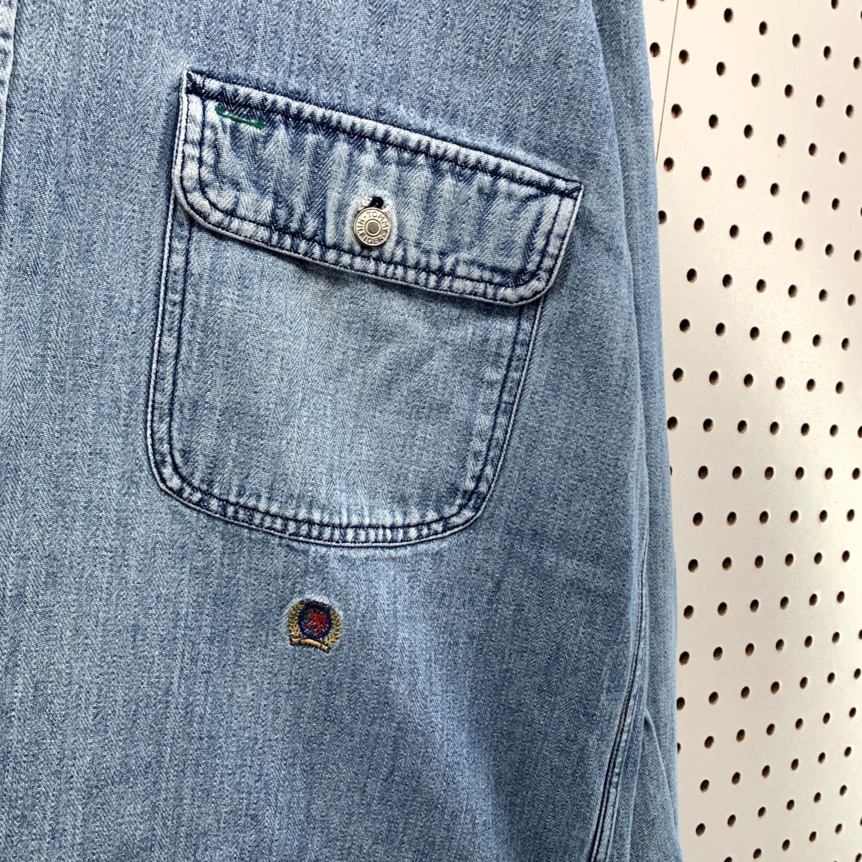 Tommy Hilfiger VINTAGE Tommy Hilfiger Shirt Mens Large Blue Pocket Button Denim Size US L / EU 52-54 / 3 - 6 Thumbnail