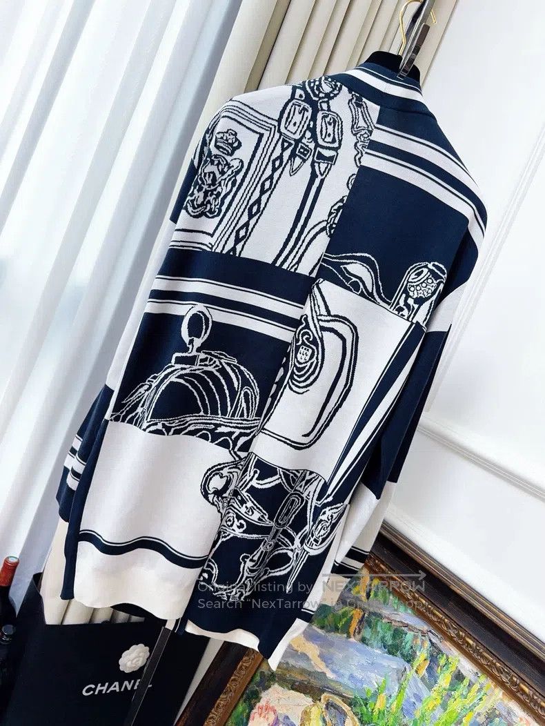Hermes Blue and white color block rope print pattern V-nec