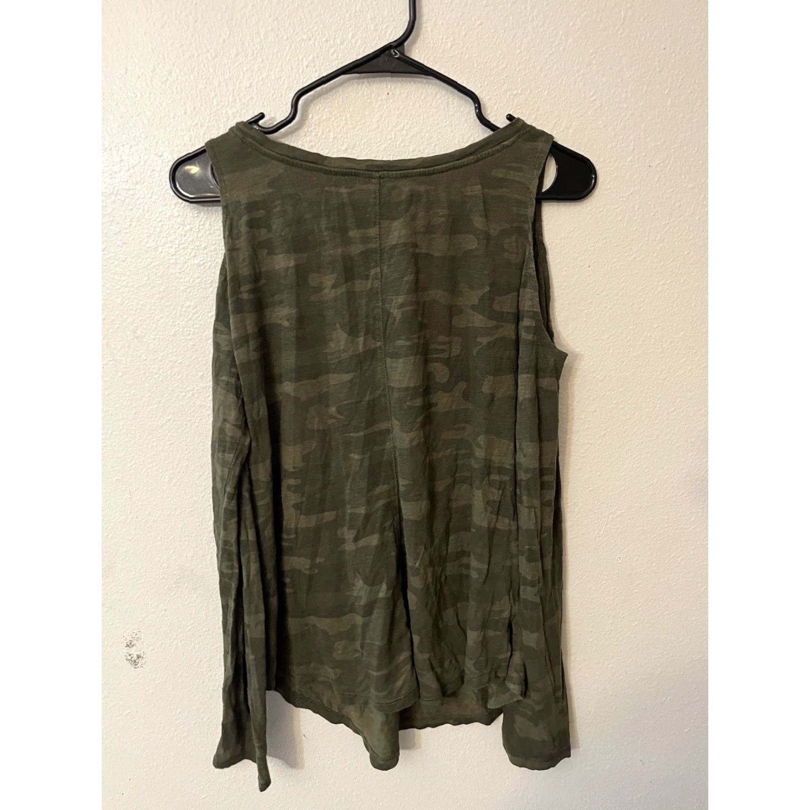 Sanctuary sanctuary camo shirt small green colorful sanctuary camo cold shoulder top shirt sz small womens shirt camo green colorful 90s event Size S / US 4 / IT 40 - 3 Thumbnail