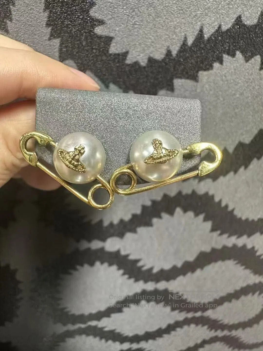 Vivienne Westwood Vivienne Westwood Saturn Pearl Earrings. Size ONE SIZE - 1 Thumbnail