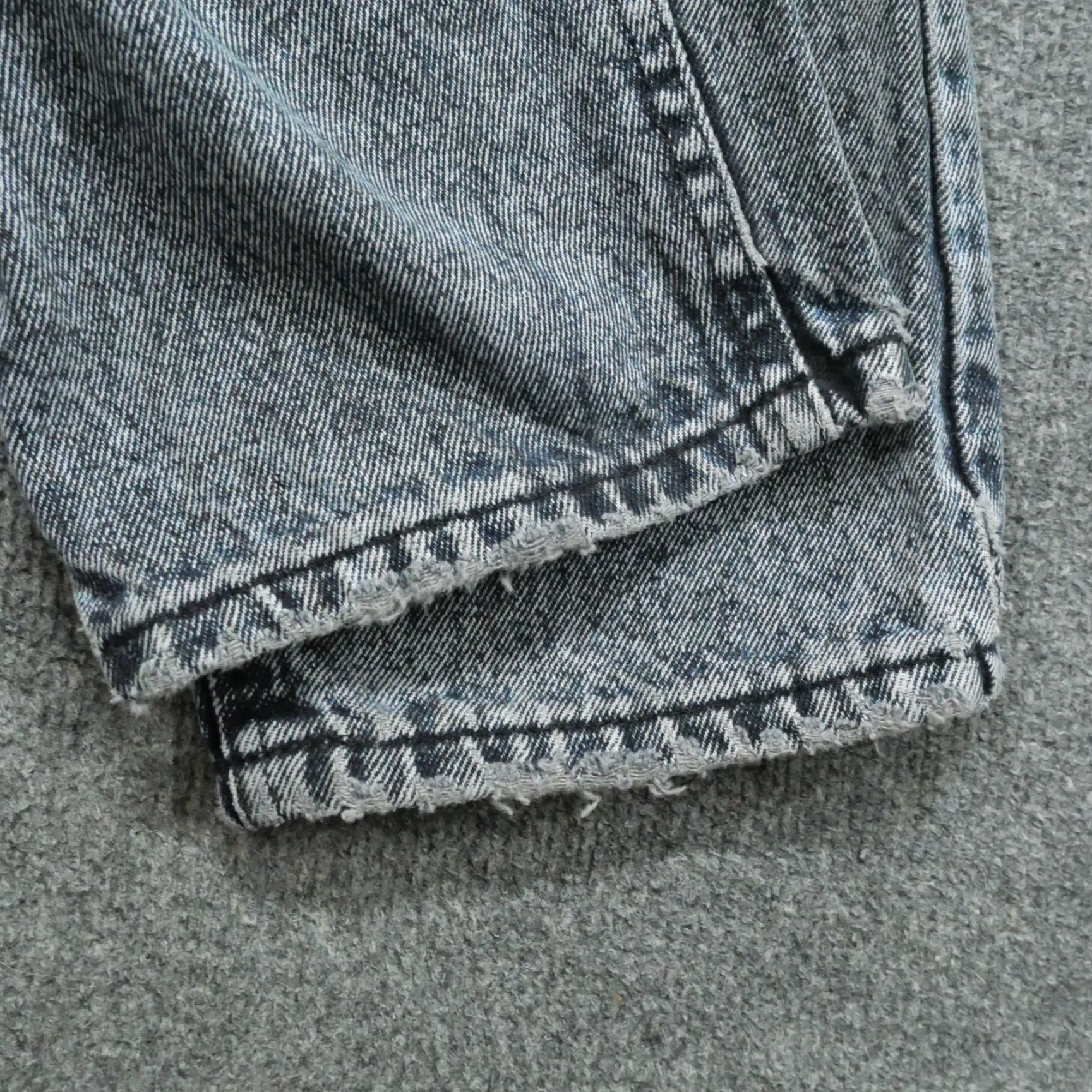 Lee VINTAGE Lee Jeans Mens 33x30 Black Denim 90s Distressed 5-Pocket Jeans Womens? Size US 31 - 6 Thumbnail