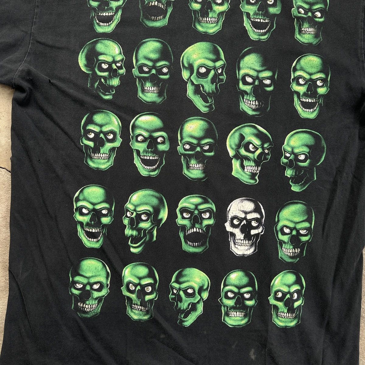 Vintage Vintage 00’s Green Skulls Distressed T-shirt Size US L / EU 52-54 / 3 - 10 Thumbnail