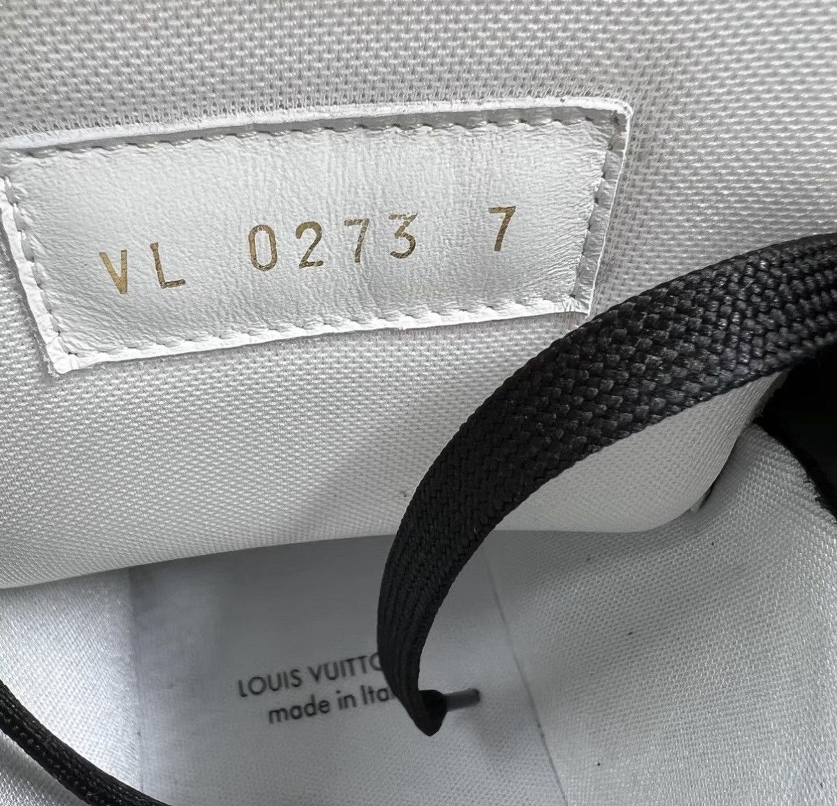 Louis Vuitton Louis Vuitton Trainer Black & White High-top Sneakers J41 Size US 8 / EU 41 - 7 Thumbnail