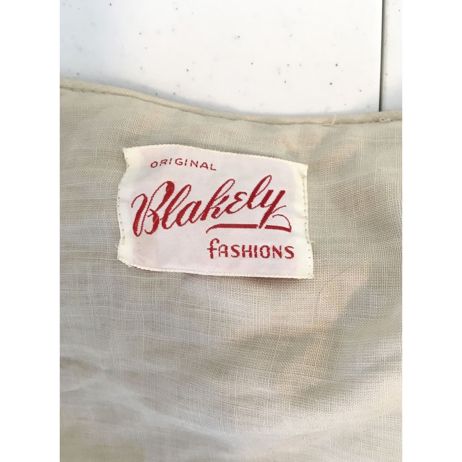 Vintage VINTAGE Blakely Fashions Dress S/M Floral Embroidered Bow Ivory Day Dress Wiggle/Pencil 60s 50s Green Cotton Blend Mod/GoGo Mens Womens Size S / US 4 / IT 40 - 5 Thumbnail