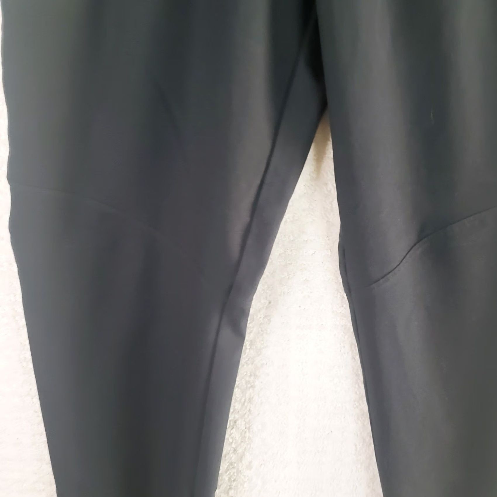Under Armour Under Armour Joggers Mens L Black Knit Elastic Waist Athletic Tapered Leg Pockets Sweatpants Casual Activewear Regular Fit Size US 33 - 3 Thumbnail