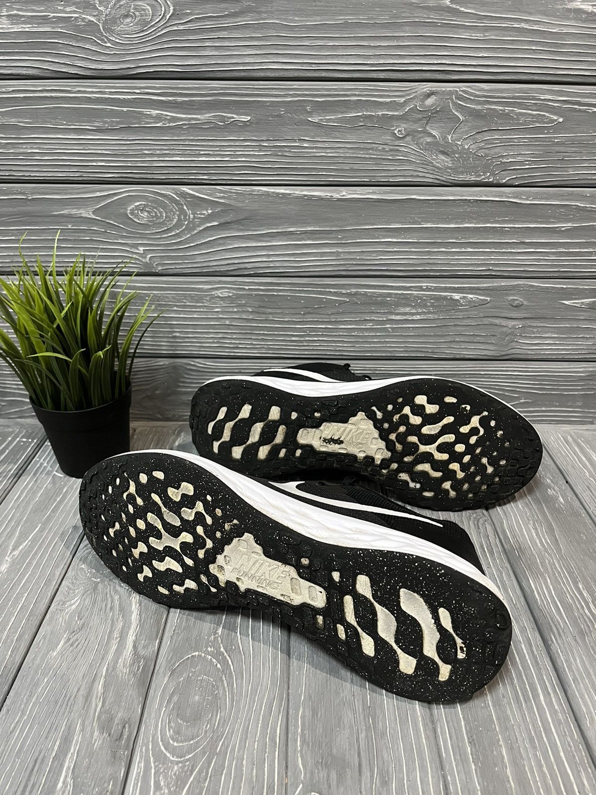 Nike Men's Original Nike Sneakers Revolution 6 Size US 10.5 / EU 43-44 - 4 Thumbnail