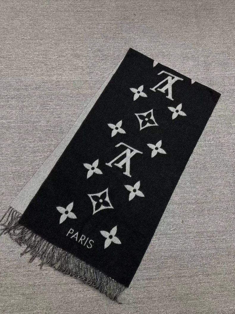 Louis Vuitton Louis Vuitton Full Cashmere Medal Scarf Size ONE SIZE - 2 Thumbnail