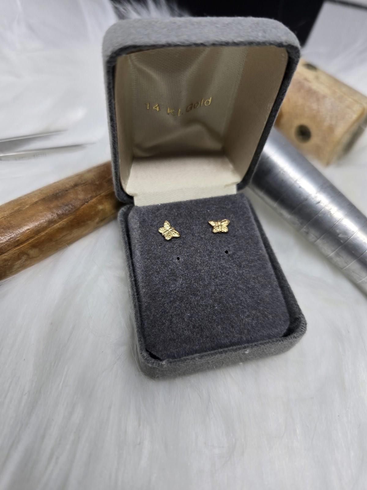 The Unbranded Brand 14K Yellow Gold Tiny Butterfly Stud Earrings Pierced Size ONE SIZE - 1 Thumbnail