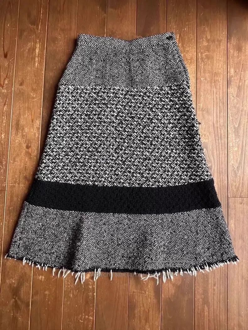 Comme des Garcons Comme Des Garcons size M Black and white tweed fringed mid Size 23" - 1 Thumbnail