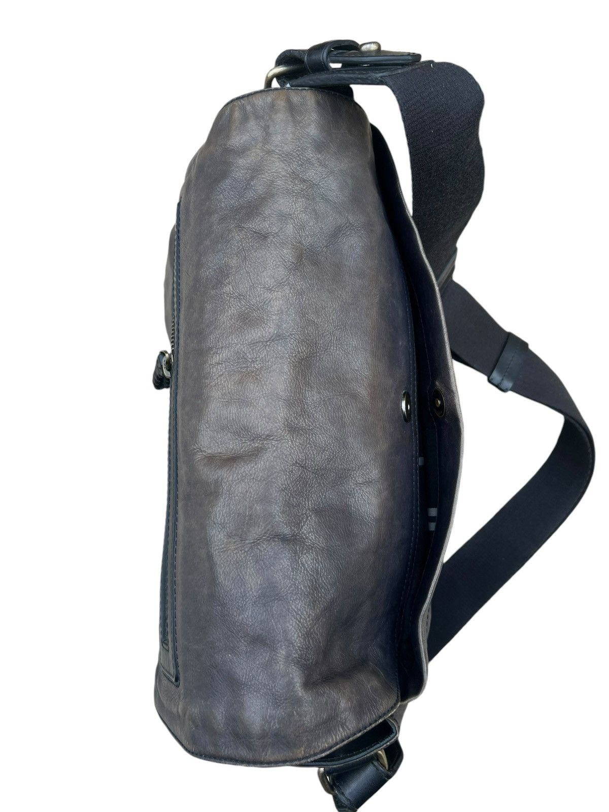 Hugo Boss × Leather Hugo Boss Fade Patina Leather Heavy Messenger Bag Size ONE SIZE - 19 Thumbnail