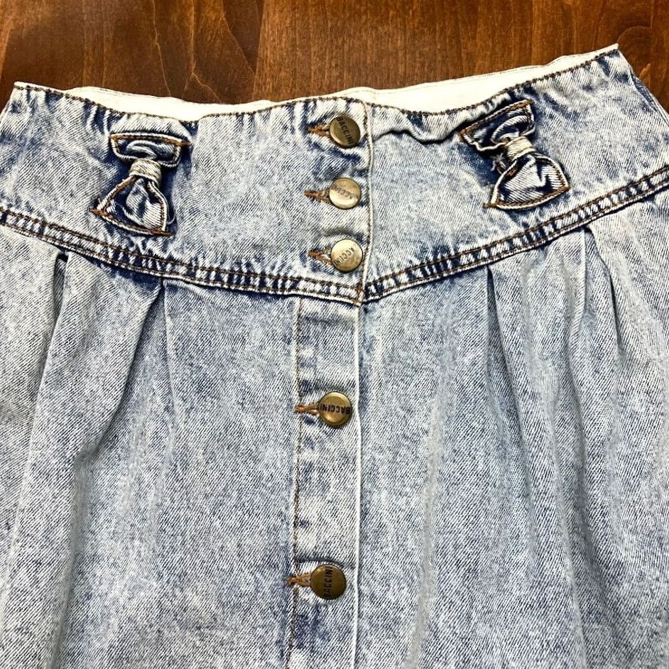 Vintage VINTAGE Baccini Acid Wash Pleated Jean Mini Skirt Button Front Bow Detail Size 11/12 90s Womens Size 32" / US 10 / IT 46 - 4 Thumbnail