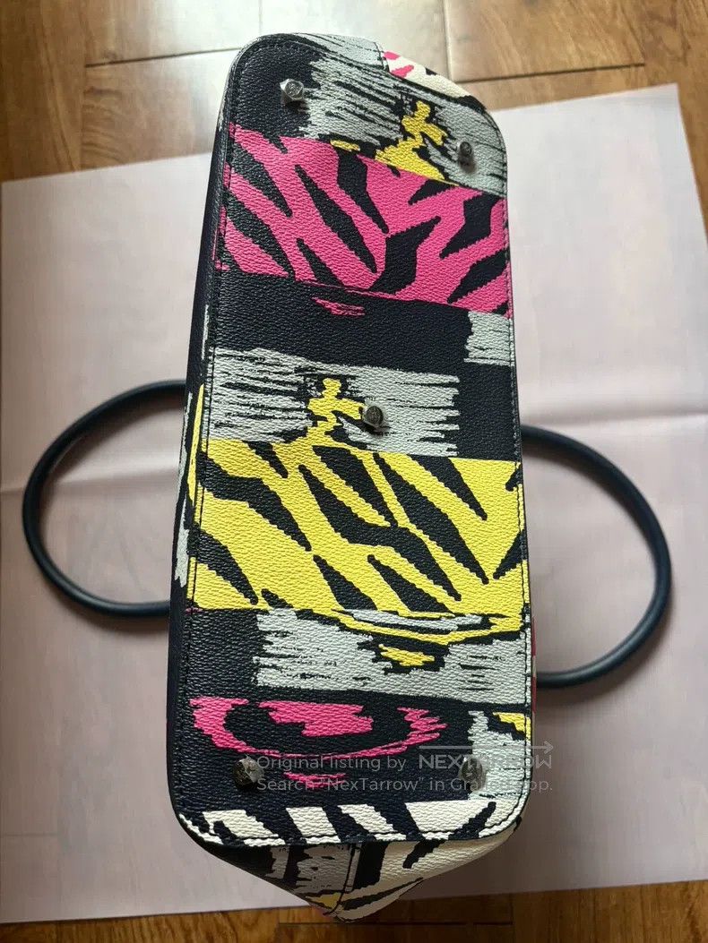 Vivienne Westwood Vivienne Westwood size os Graffiti tote bag, handbag, shoul Size ONE SIZE - 4 Thumbnail