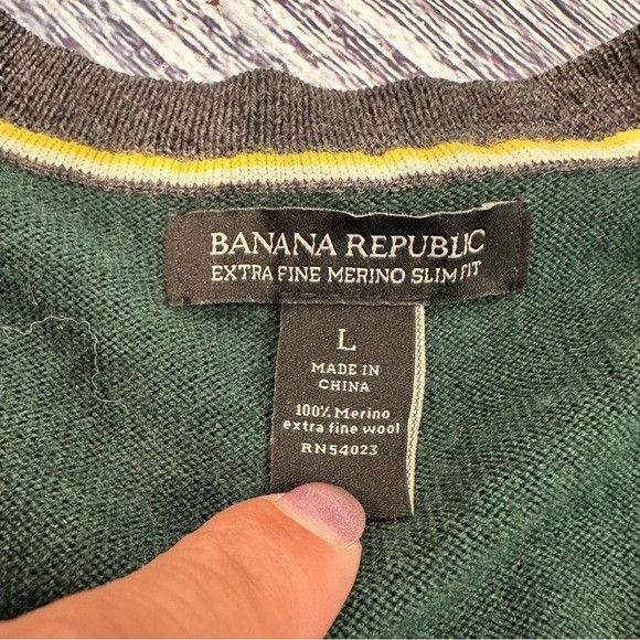 Banana Republic Banana Republic 100% Merino Wool Green V-Neck Sweater with G Size US L / EU 52-54 / 3 - 4 Thumbnail