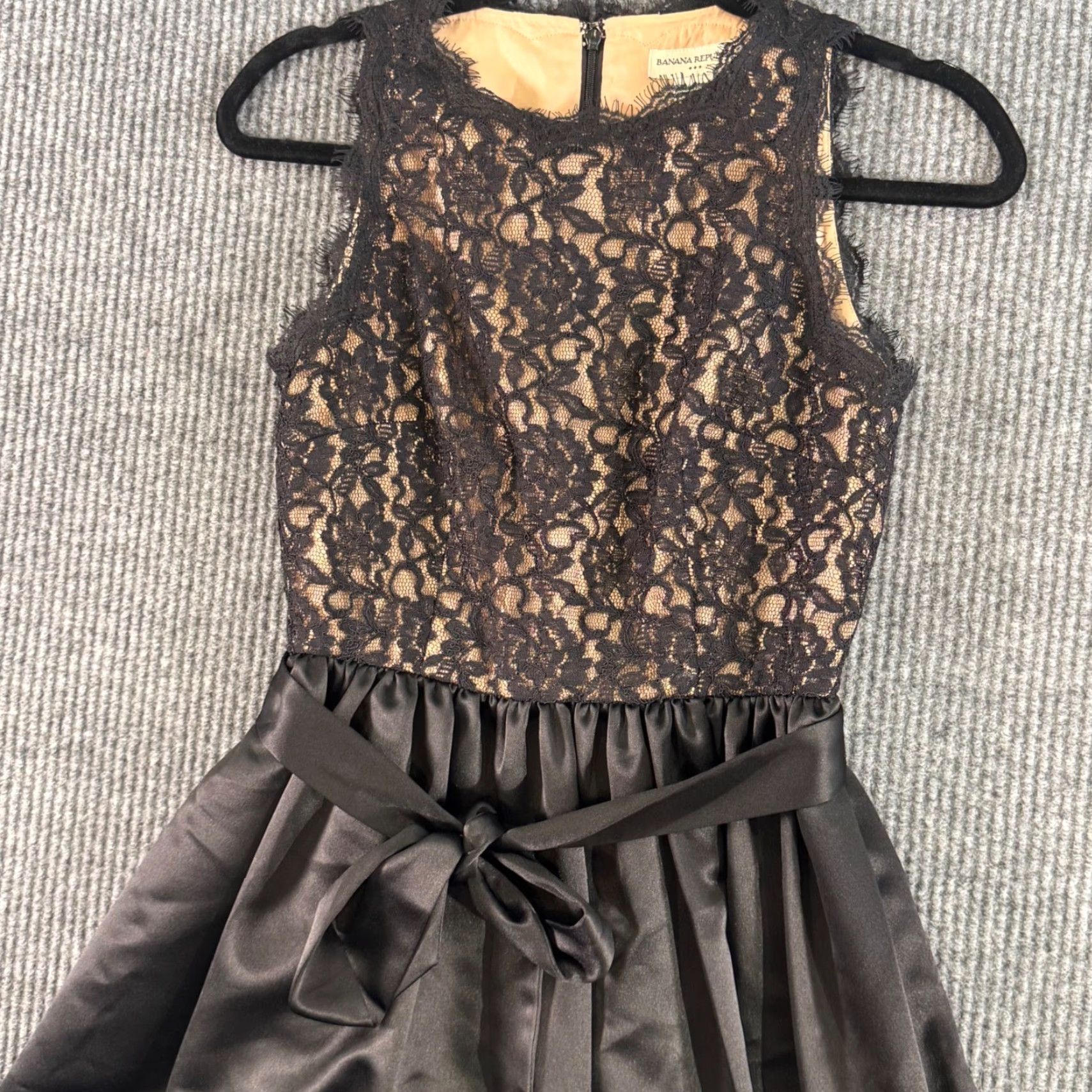 BANANA REPUBLIC FULL-LENGTH LACE EVENING DRESS -