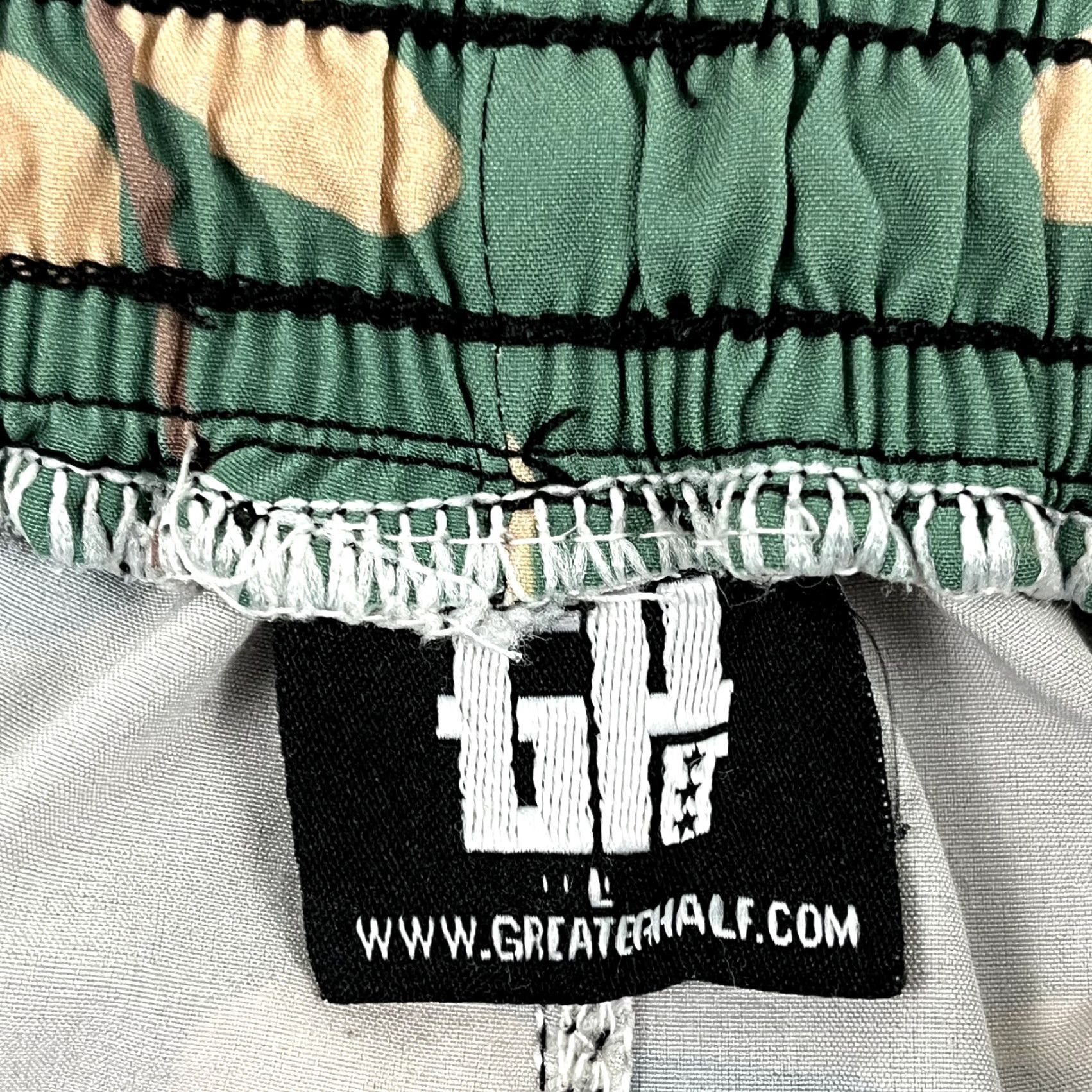 Vintage GREATER HALF Shorts Men L 7" Green Camo Lady Liberty Rifle Gun Workout Gym Casual Activewear Elastic Waist Pockets Breathable Size US 33 - 2 Thumbnail