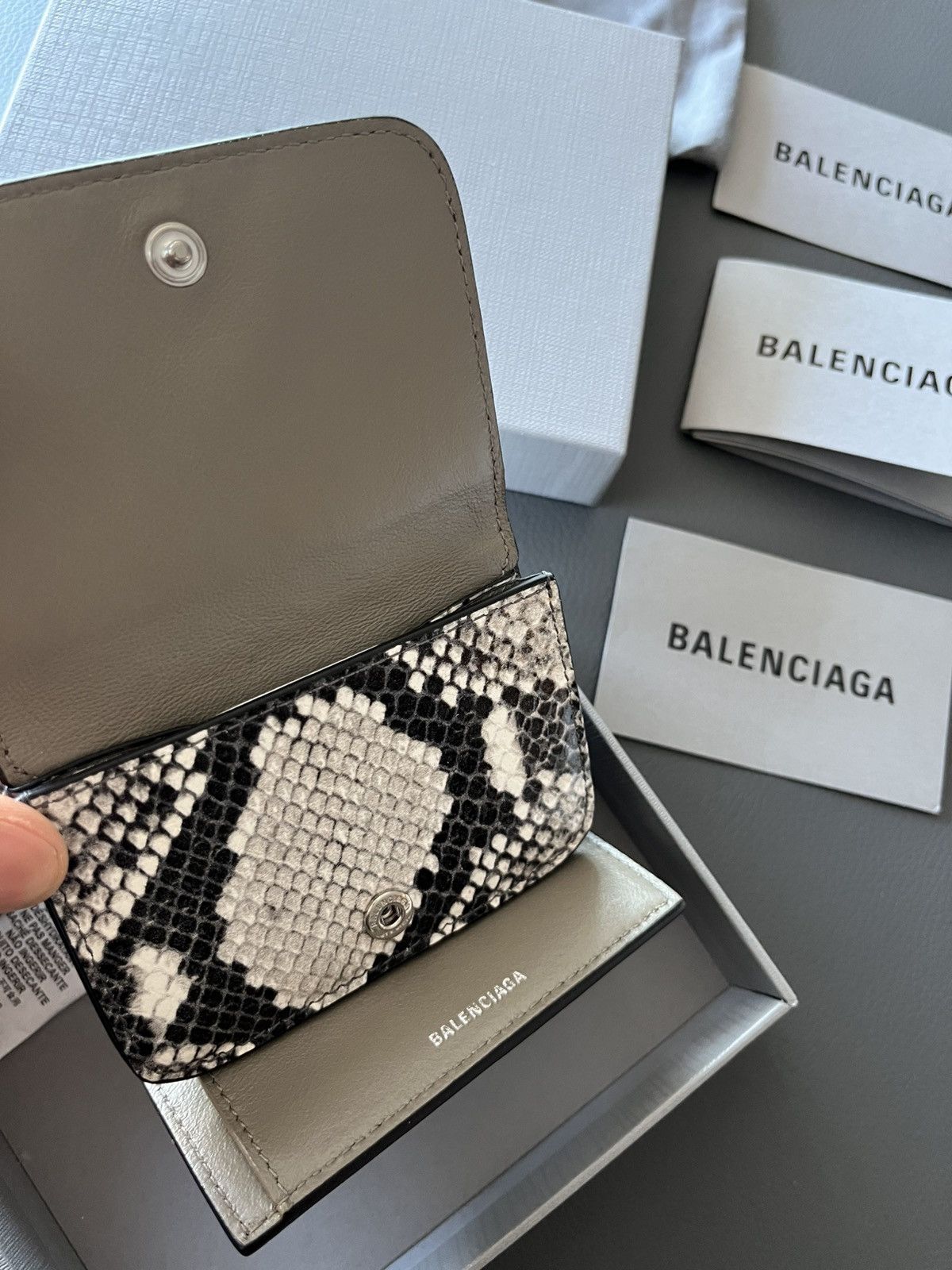 Balenciaga Balenciaga Python Print Tri-Fold Wallet Limited Edition Size ONE SIZE - 2 Thumbnail