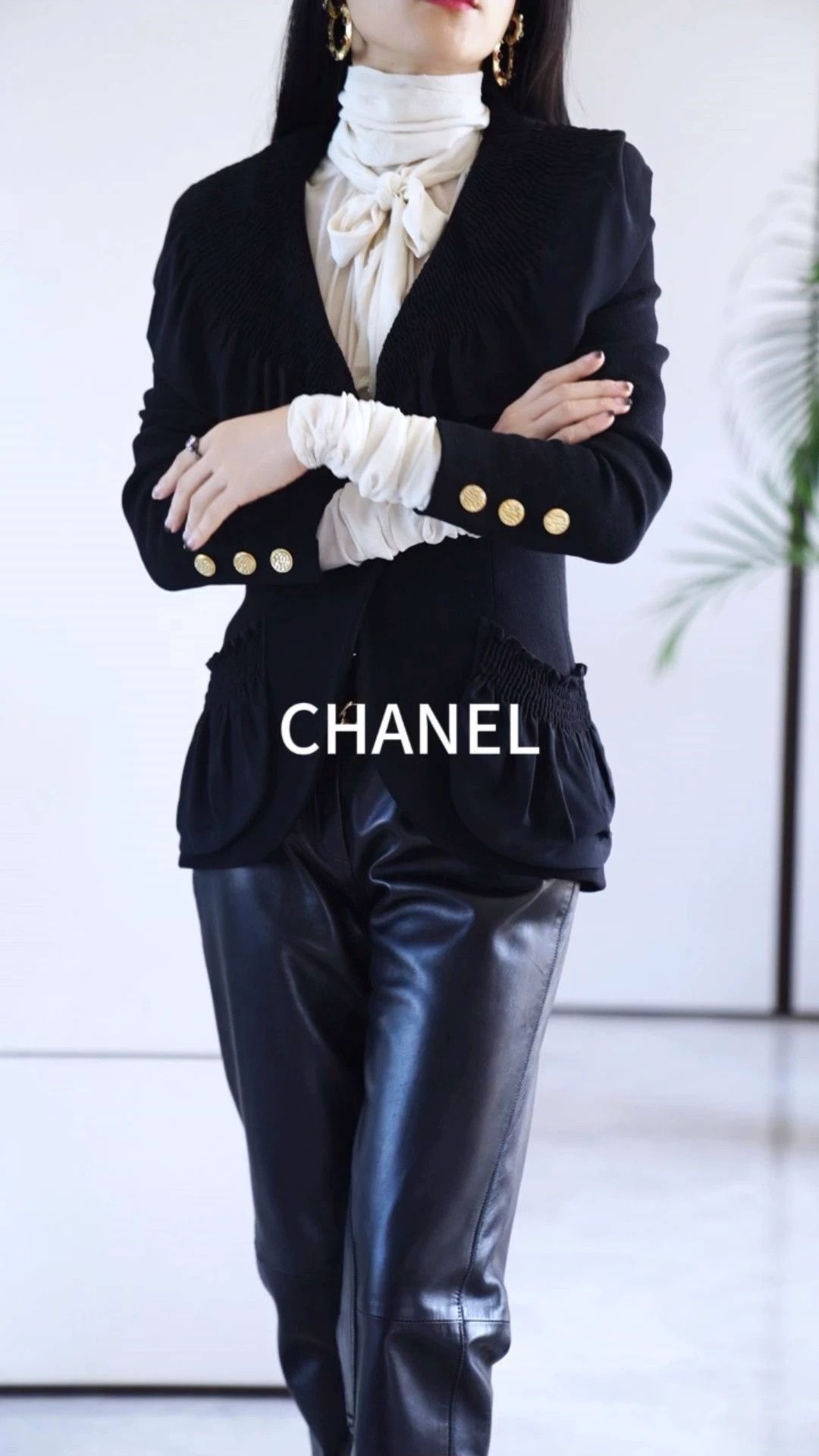 Chanel Chanel Vtg Black & Gold Wool-Silk Ruffled Lapel Blazer FR36 Size XS / US 0-2 / IT 36-38 - 1 Thumbnail