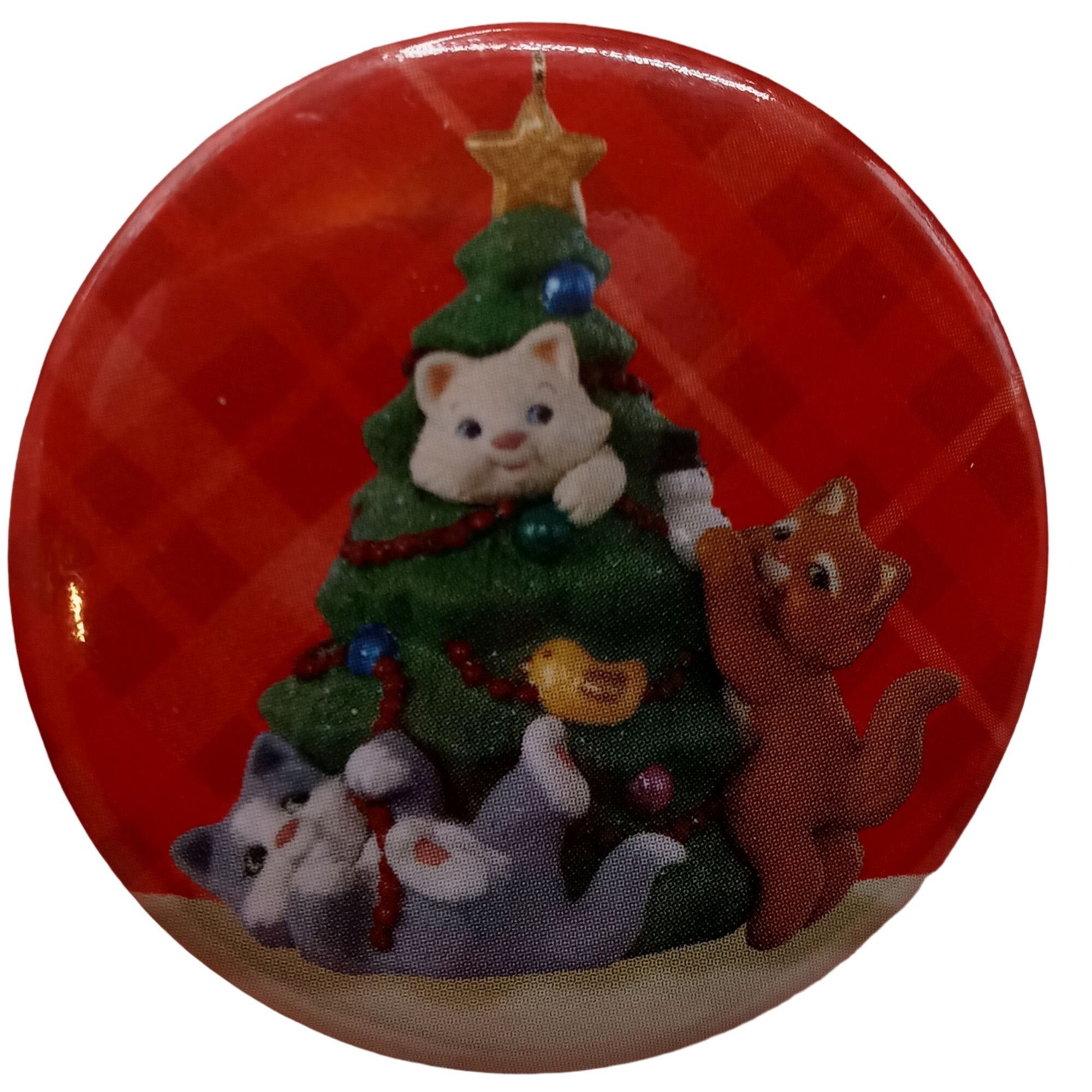Vintage Christmas Tree Cats Pin Pinback Button Playful Grandmacore Size ONE SIZE - 1 Thumbnail