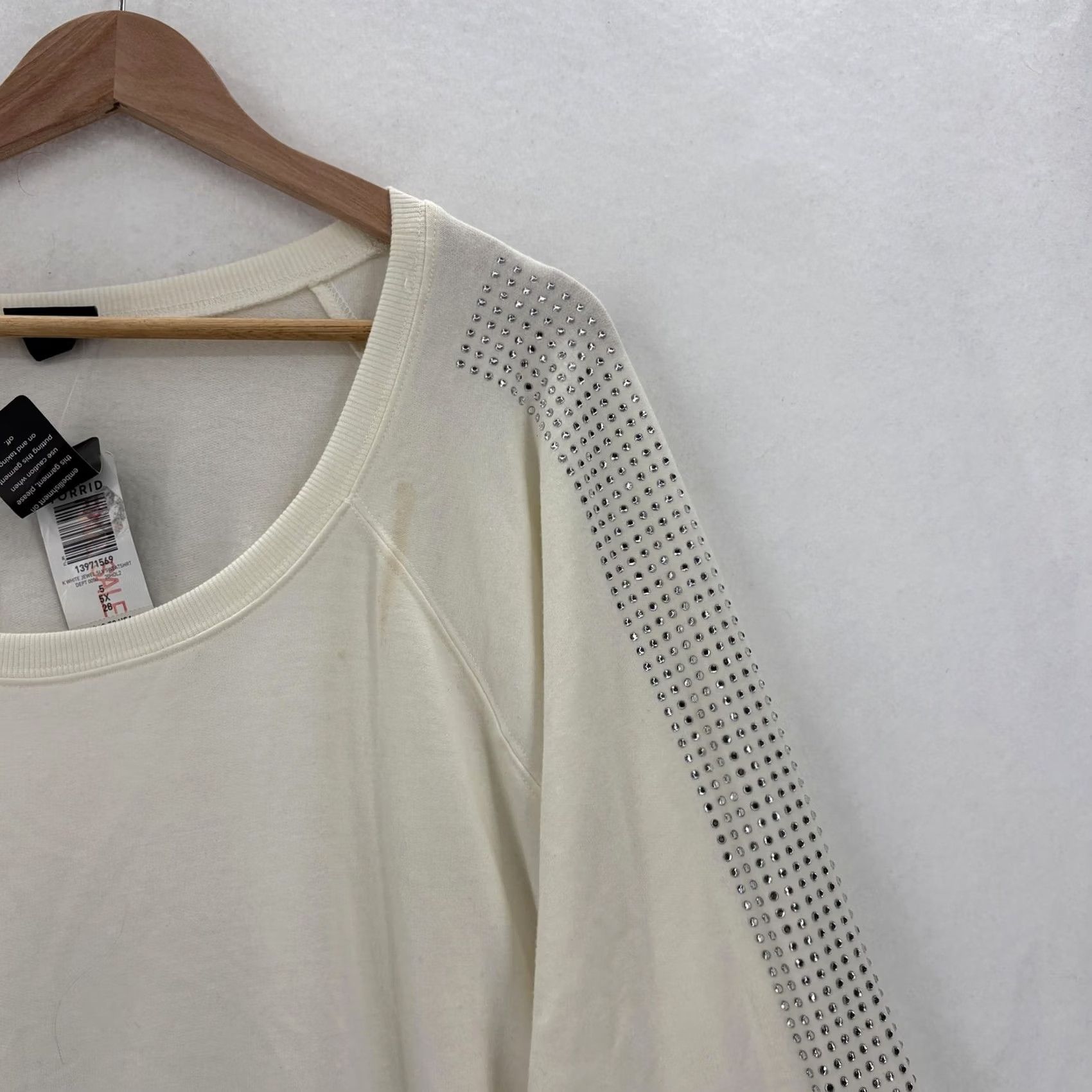 Torrid Torrid Sweatshirt Womens 5X White Rhinestone Sleeve Scoop Neck Raglan Pullover Size XXL / US 16-18 / IT 52-54 - 2 Thumbnail