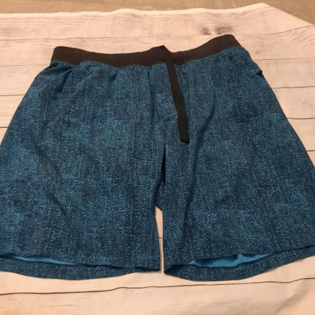 Lululemon Lululemon blue black shorts size large Size US 30 / EU 46 - 1 Thumbnail