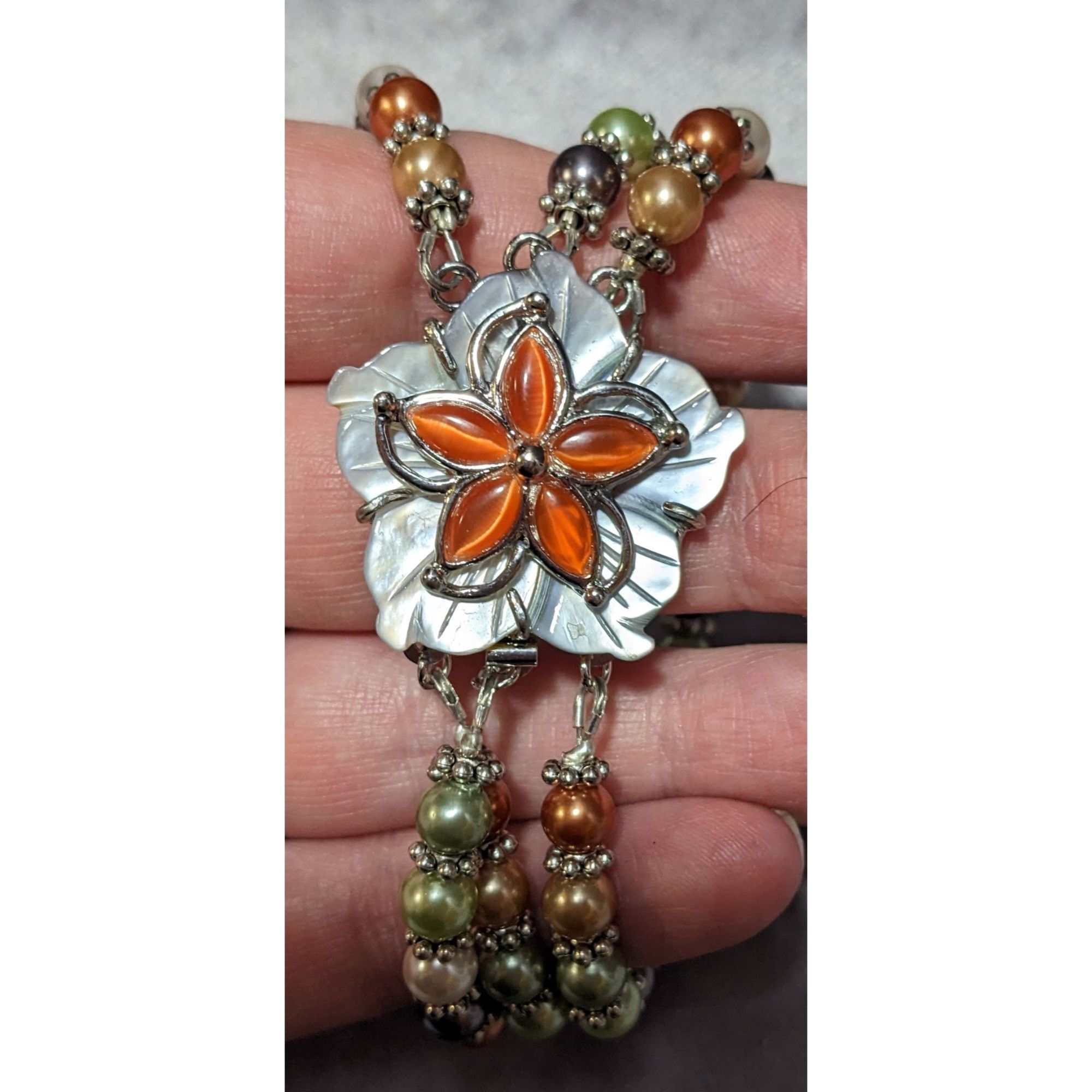 Other Vintage Mother Of Pearl And Pearl Beaded Floral Bracelet Size ONE SIZE - 3 Thumbnail