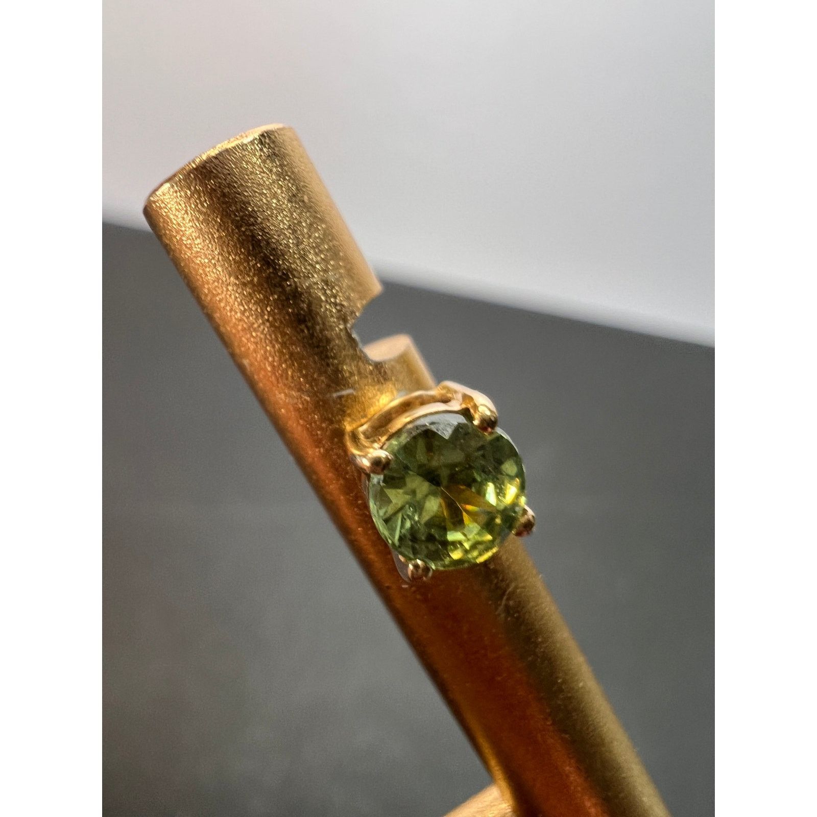 Other 14k gold 4.5mm mint peridot stud earrings Size ONE SIZE - 9 Thumbnail