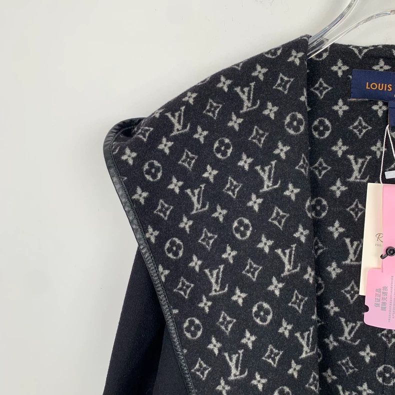 Louis Vuitton Louis Vuitton Wool hooded belted coat with presbyopic prin Size XXS / US 00 / IT 34 - 3 Thumbnail