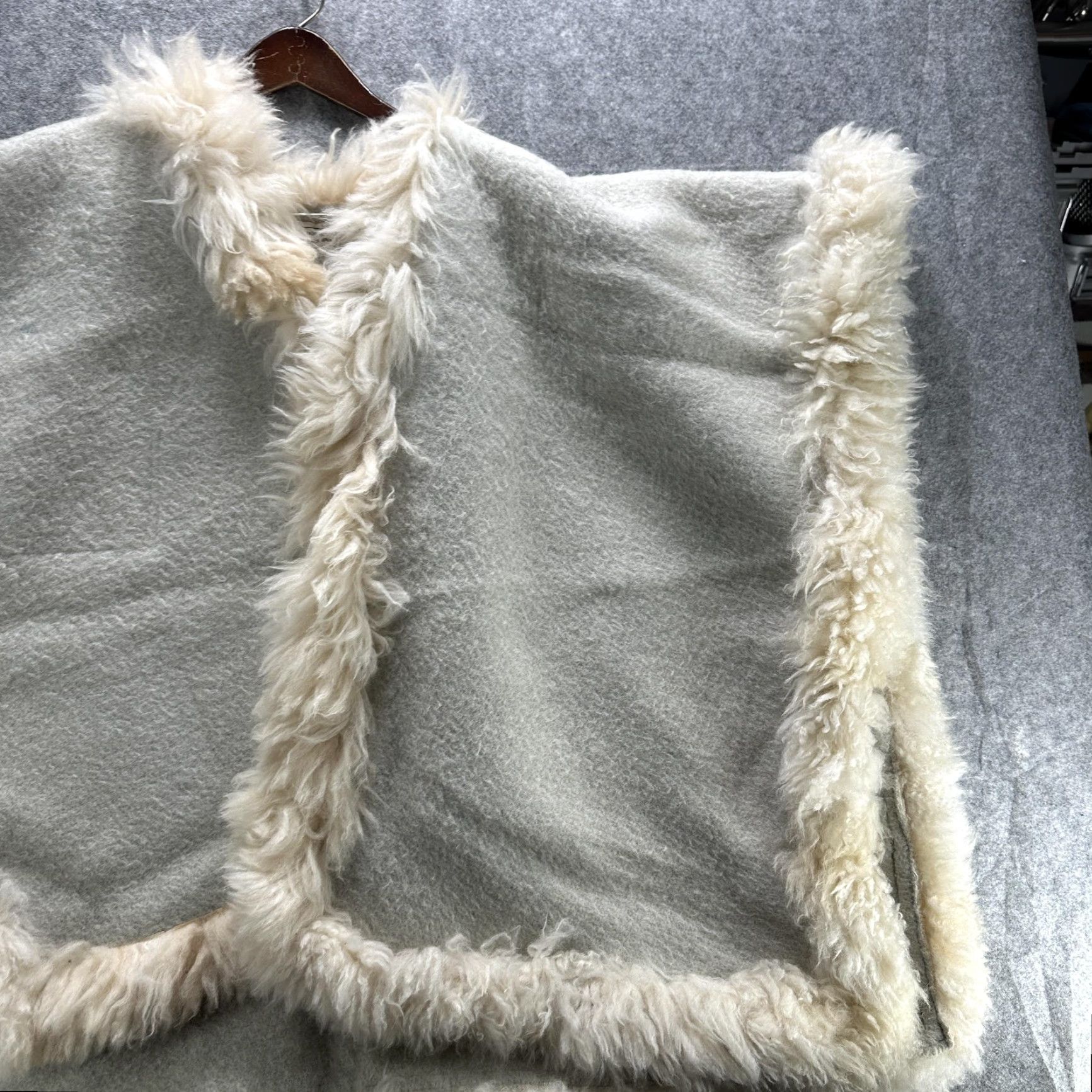 Vintage VINTAGE Handmade Alpaca Wool Poncho Womens One Size Cream Fur Trim Cape Shawl Wrap Size ONE SIZE - 4 Thumbnail