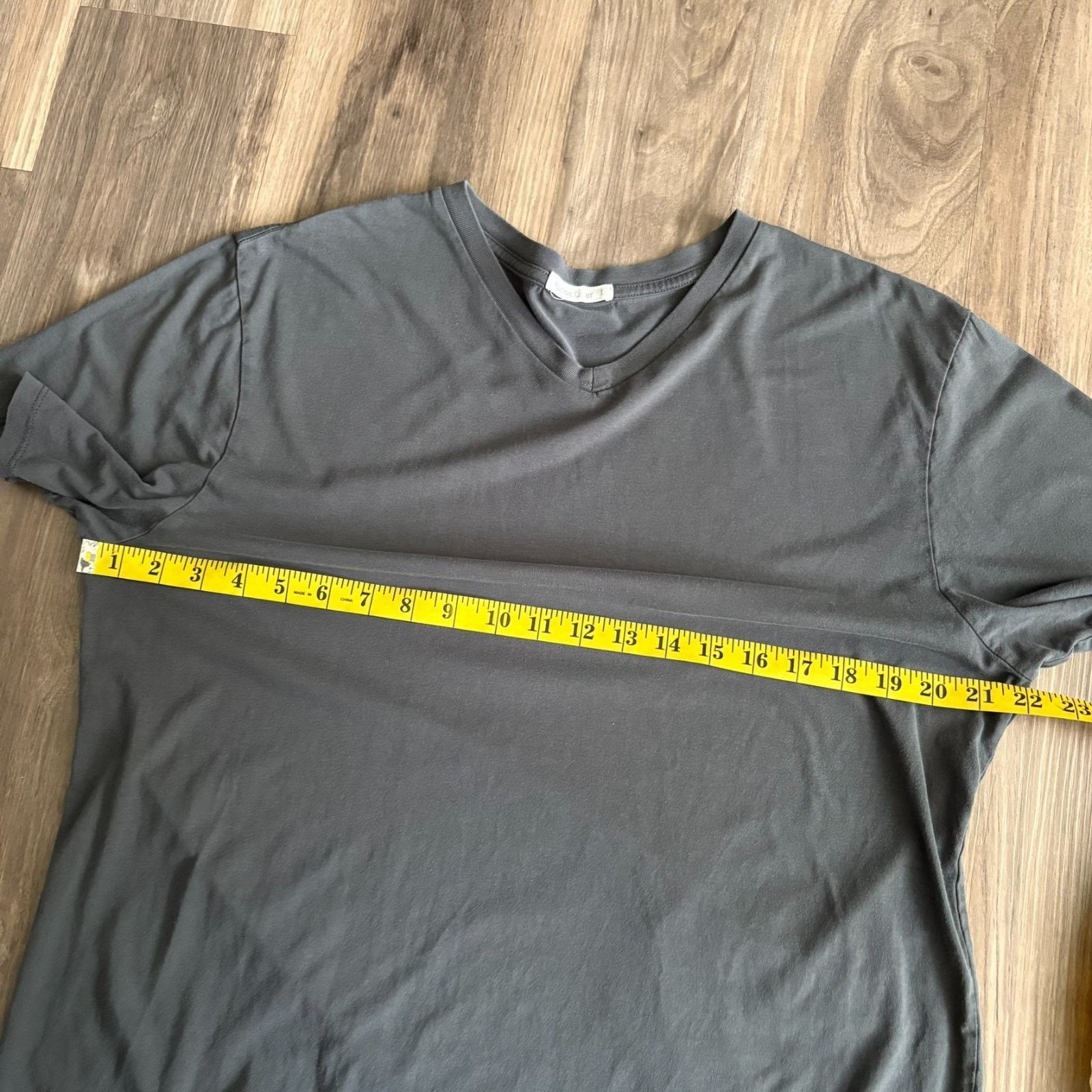 Marine Layer Marine Layer V-Neck T-Shirt Men's Size L Gray Supima Size US L / EU 52-54 / 3 - 4 Thumbnail
