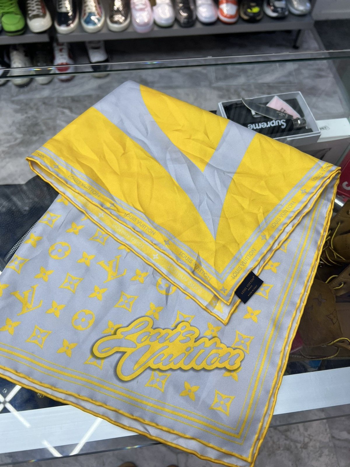Louis Vuitton Louis Vuitton Monogram Glow Bandana Size ONE SIZE - 1 Thumbnail