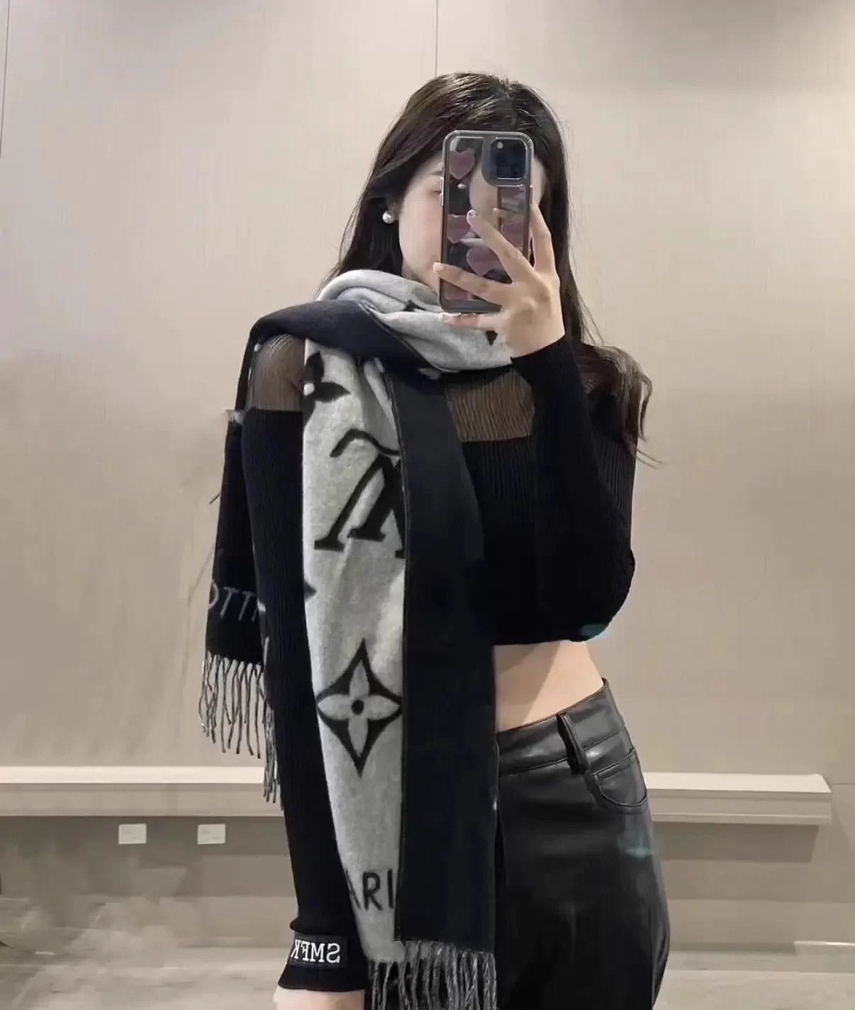 Louis Vuitton Louis Vuitton Pre-Owned Double-Faced Cashmere Scarf Size ONE SIZE - 1 Thumbnail