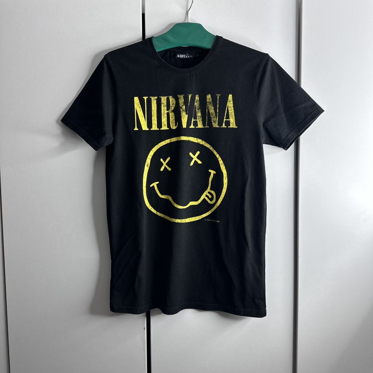 Band Tees Nirvana 2016 Vintage Big Logo Band Rock Tee T-shirt Size US M / EU 48-50 / 2 - 1 Thumbnail