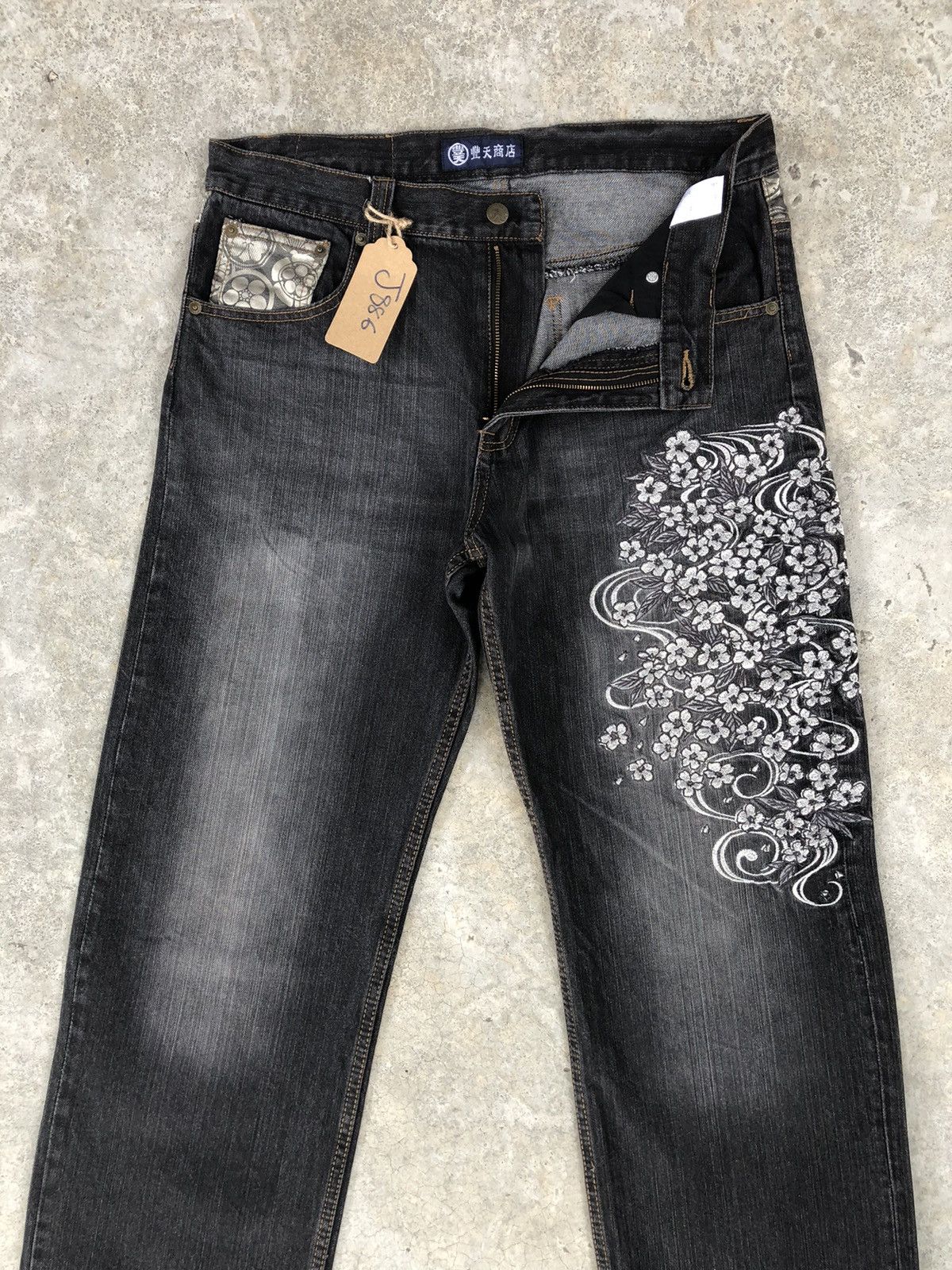 Japanese Brand Japanese Fish Koi Embroidered Jeans Distressed Multipocket Size US 33 - 3 Thumbnail