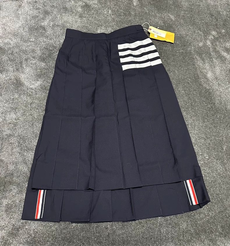 Thom Browne Thom BrowneNew classic four-bar pleated skirt 2503-Nextarr Size 24" / US 00 / IT 34 - 1 Thumbnail