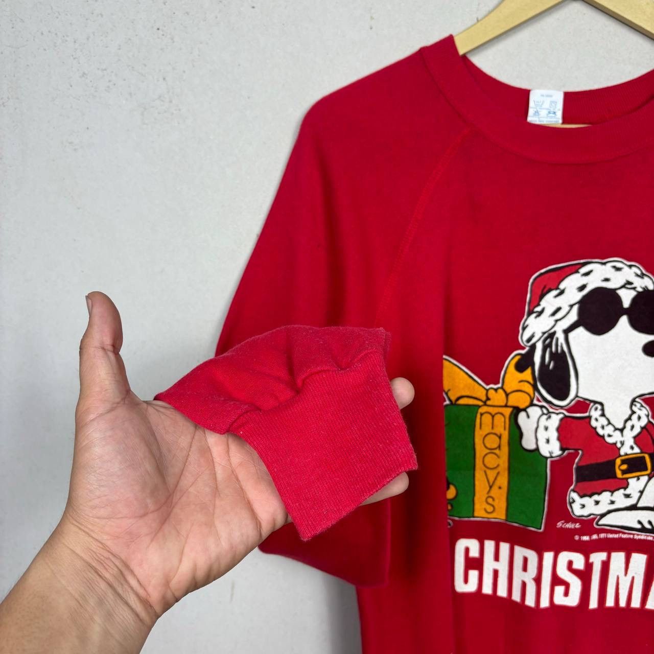 Peanuts VTG 80s Snoopy Joe Christmas Artex Sweatshirt XL Macy’s Red Size US XL / EU 56 / 4 - 6 Thumbnail