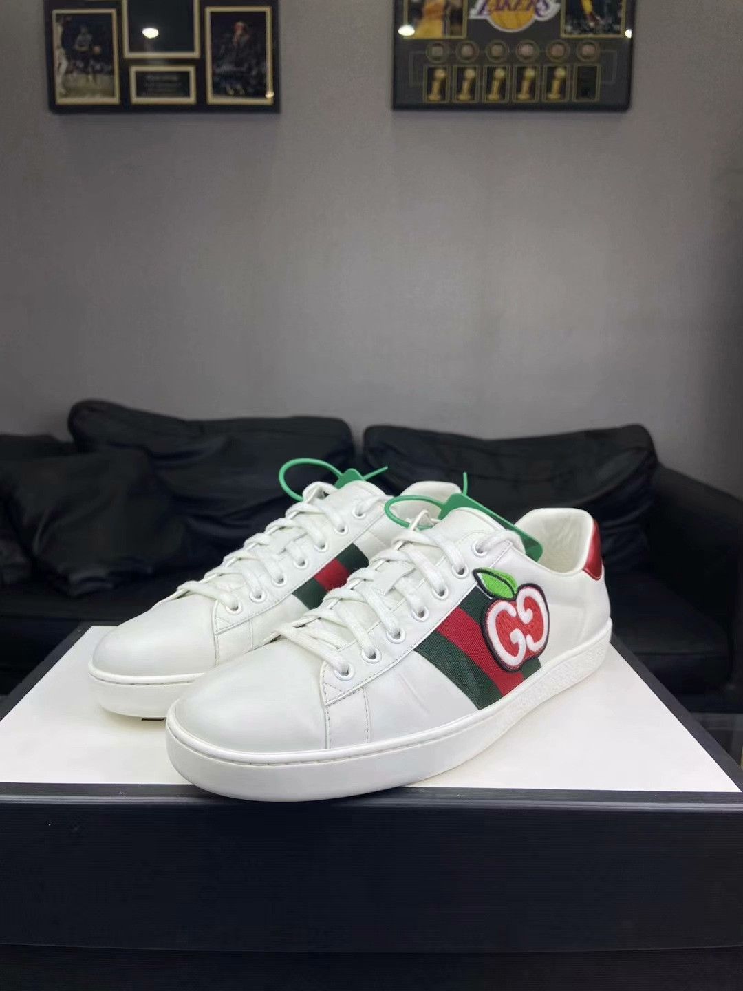 Gucci Gucci Embroidered White Lowtop Sneakers 9 Men Size US 9 / EU 42 - 1 Thumbnail