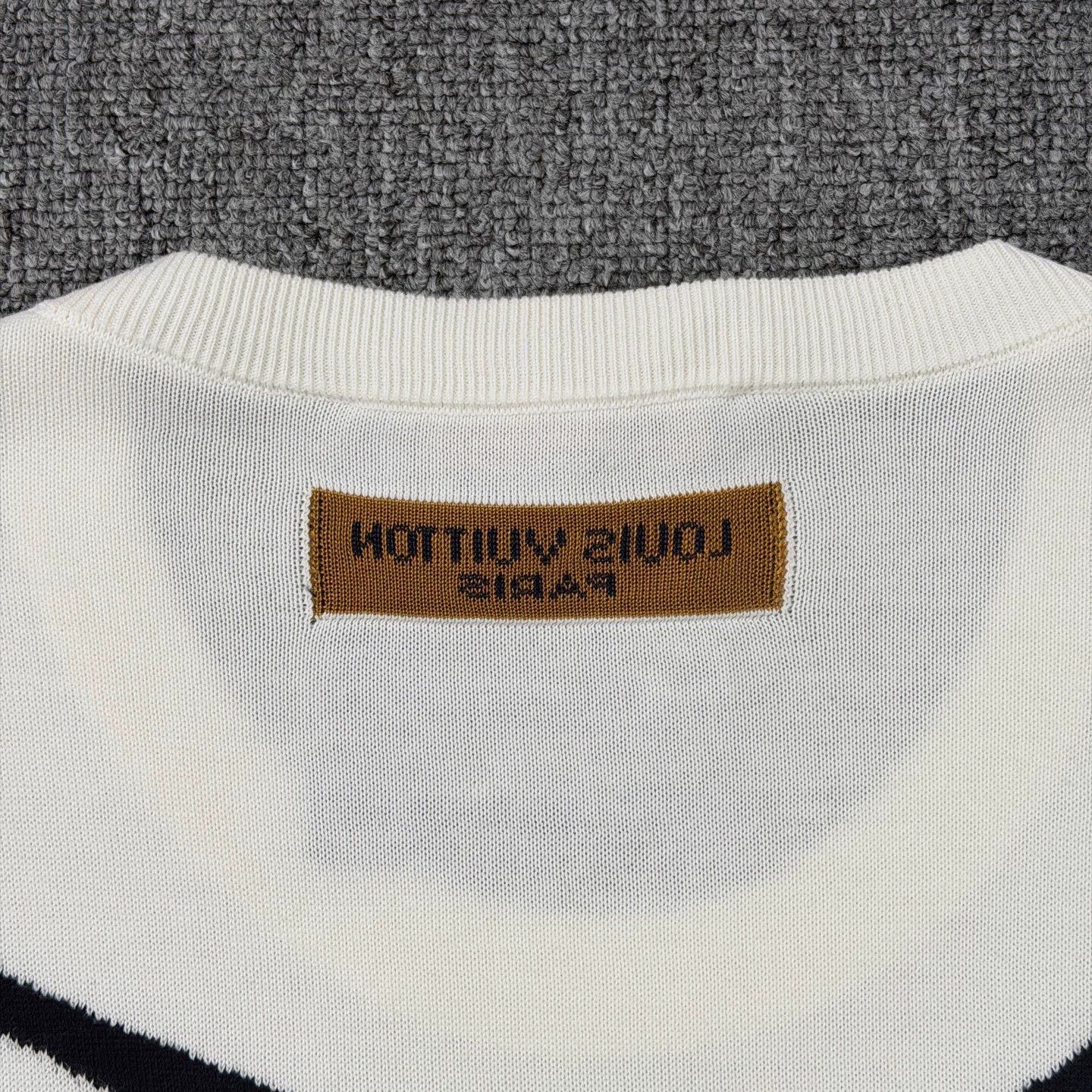 Louis Vuitton LV Curved Logo Cream Knit SS Tee XL LN Size US XL / EU 56 / 4 - 8 Thumbnail