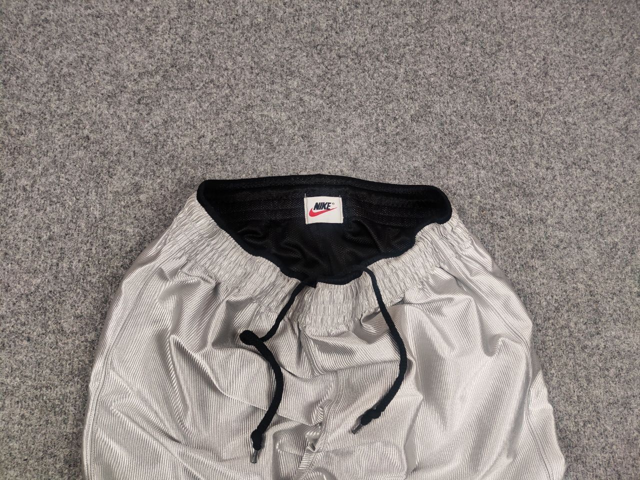 Nike 🔥 Vintage 90's Nike Swoosh reversible Silver Baggy Shorts Size US 34 / EU 50 - 4 Thumbnail