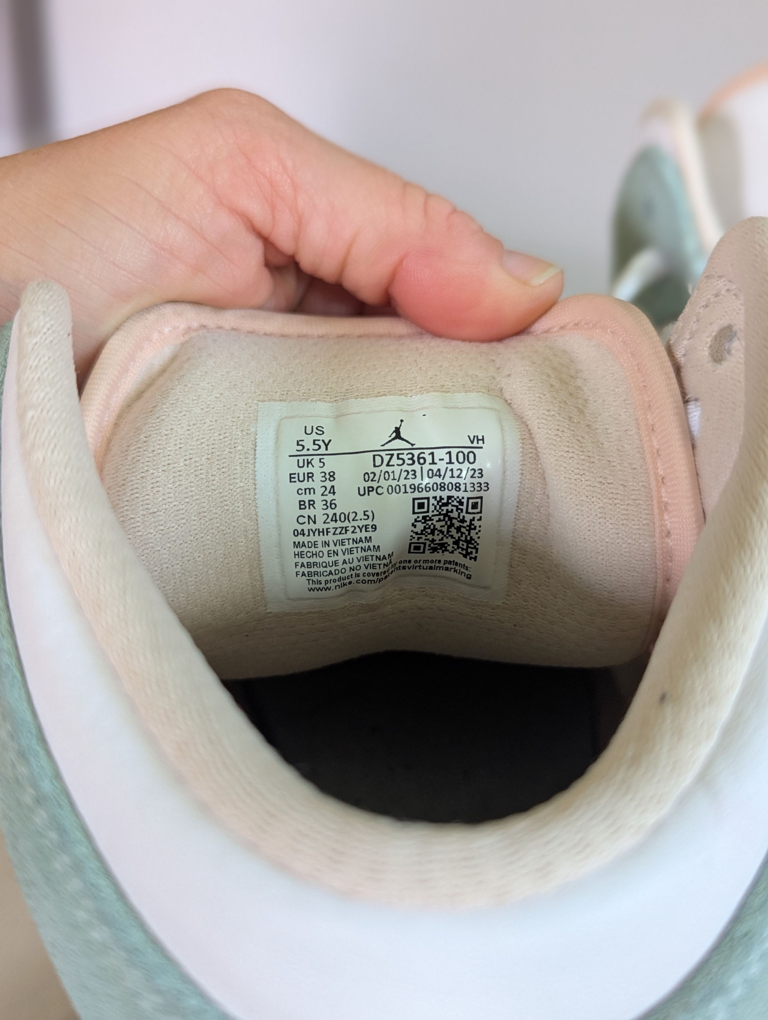 Nike Nike Air Jordan 1 Mid SE GS Scalloped Edge 5.5Y (Women 7) Size US 7 / IT 37 - 6 Thumbnail