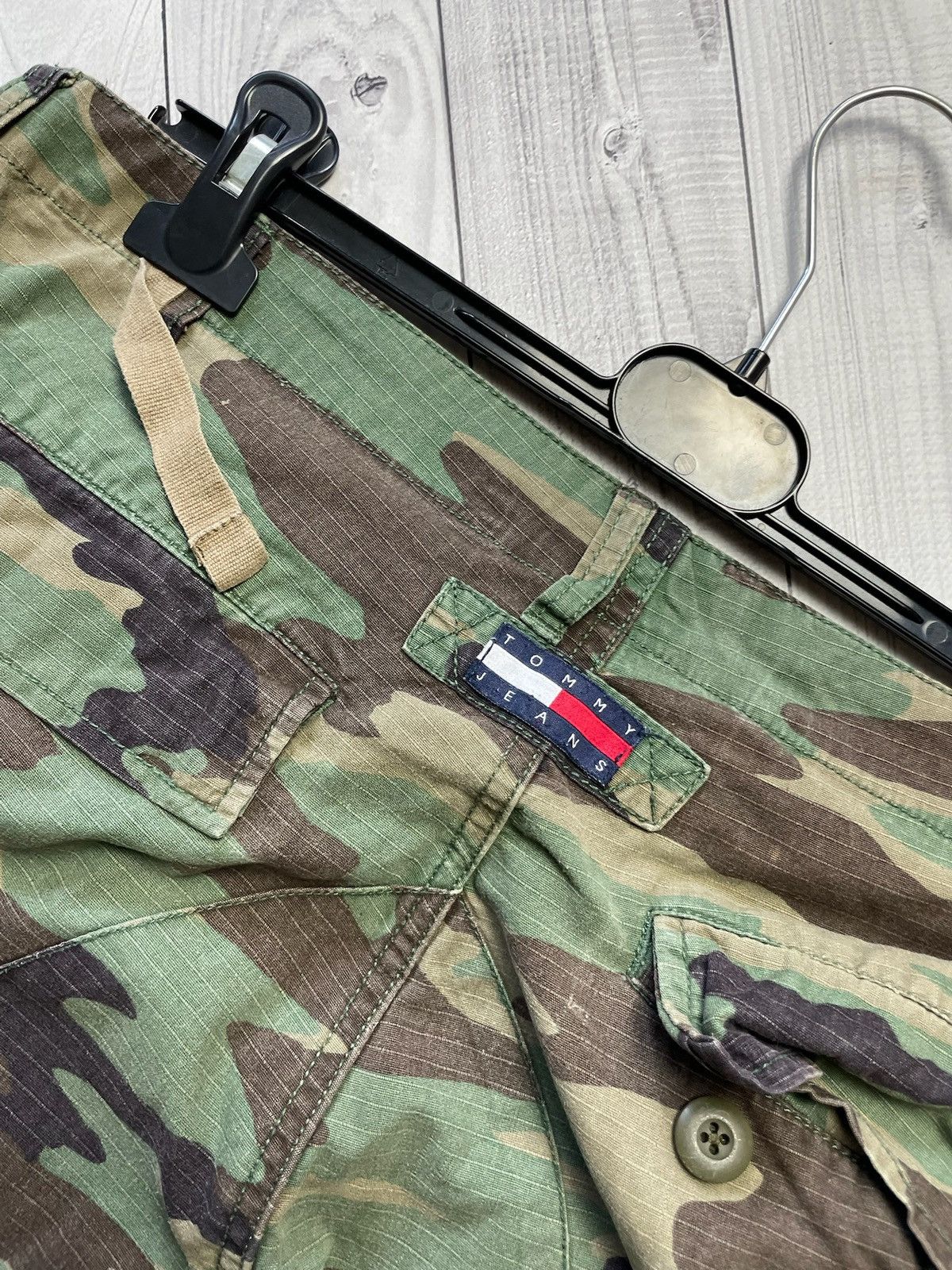 Tommy Hilfiger × Vintage Vintage Tommy Hilfiger cargo shorts camo size W29 Size US 29 - 5 Thumbnail