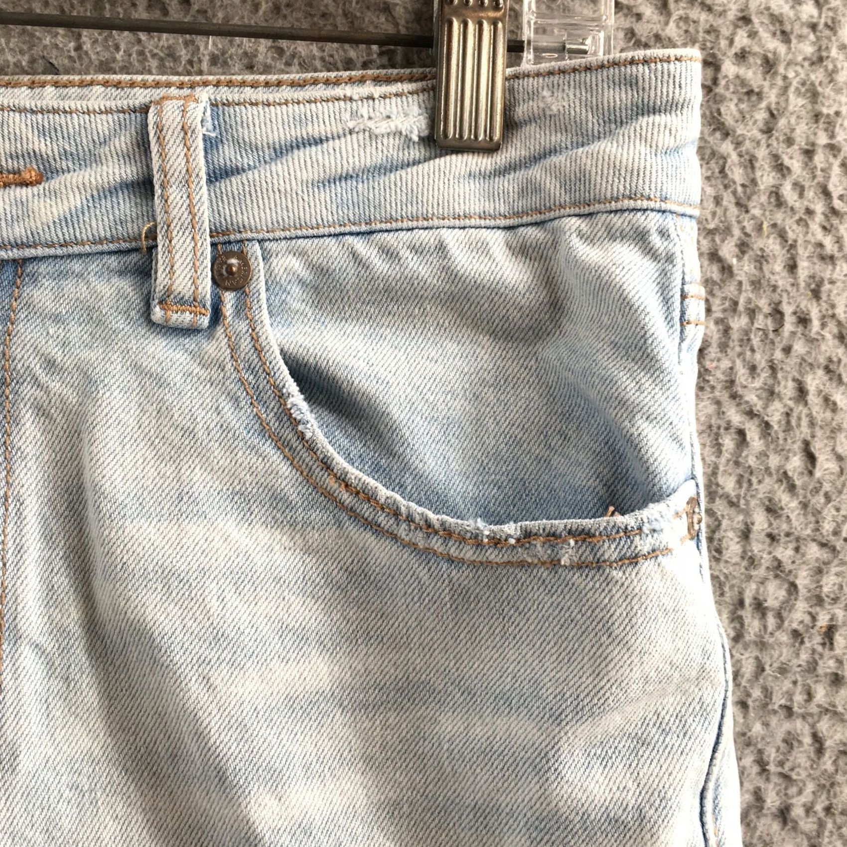 American Eagle Outfitters American Eagle Outfitters Mom Jeans Womens 8R Blue Denim Distressed Zip Fly 5-Pocket Regular Waist 31in Inseam 26in size 8 Size 30" / US 8 / IT 44 - 4 Thumbnail