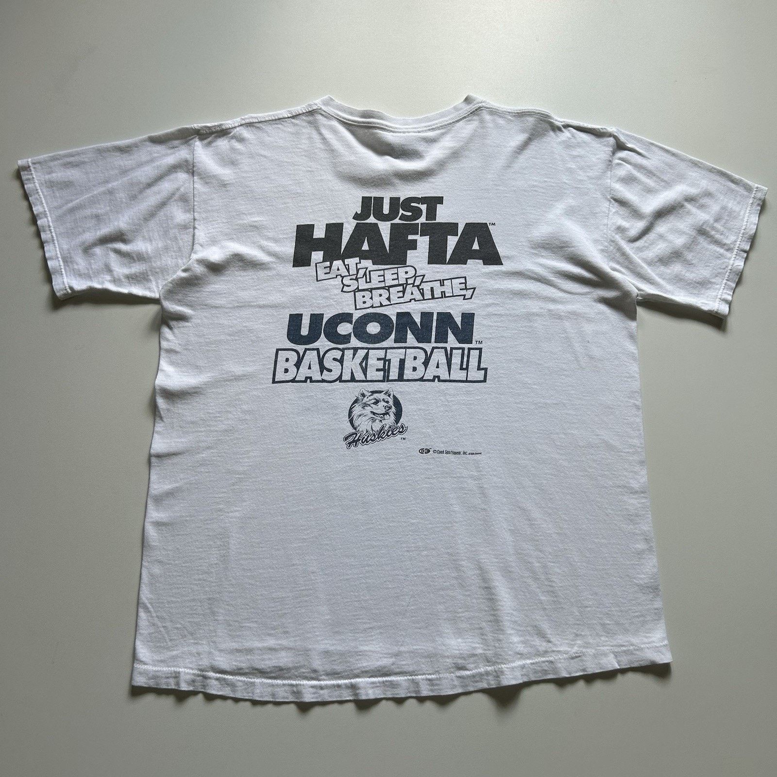 Fruit Of The Loom Vintage UConn Basketball T-Shirt Large Y2K NCAA College Art Size US L / EU 52-54 / 3 - 4 Thumbnail
